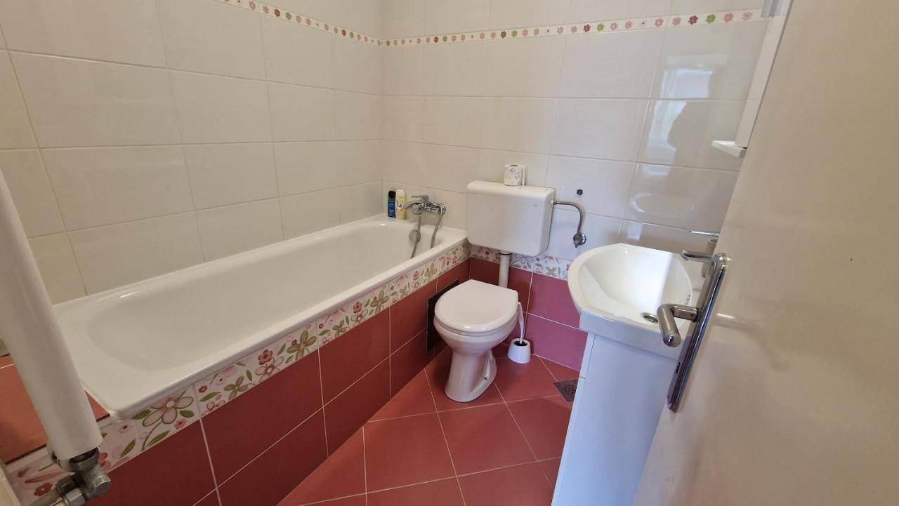 Lovely Condo With Free Parking ลูบลิยานา ภายนอก รูปภาพ